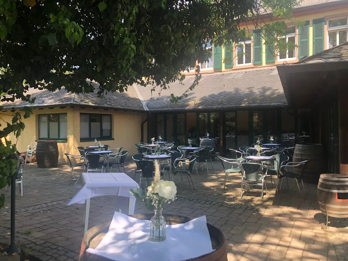 Hofladen und Terrasse am Weingut Baron Knyphausen