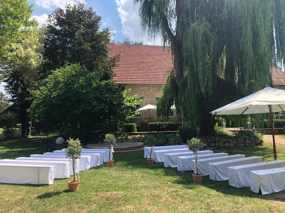 Blick auf den Garten der Alten Festhalle Flonheim