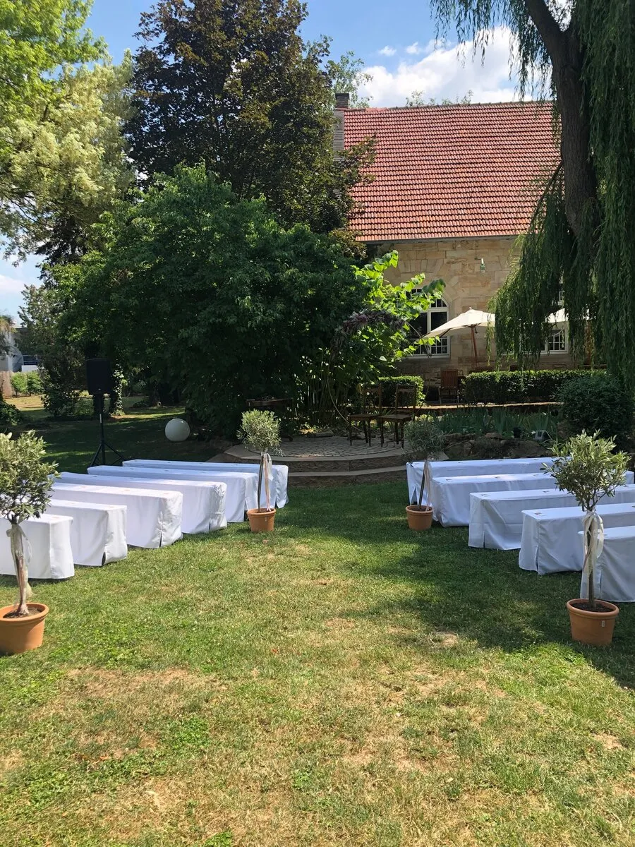 Festlich geschmückte Sitzreihen im Garten