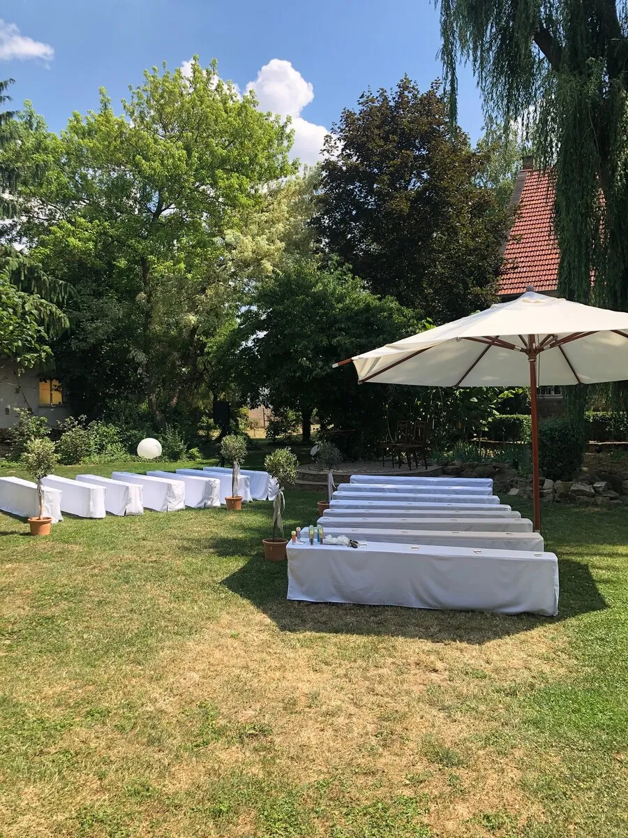 Stimmungsvolle Dekoration im Garten der Festhalle