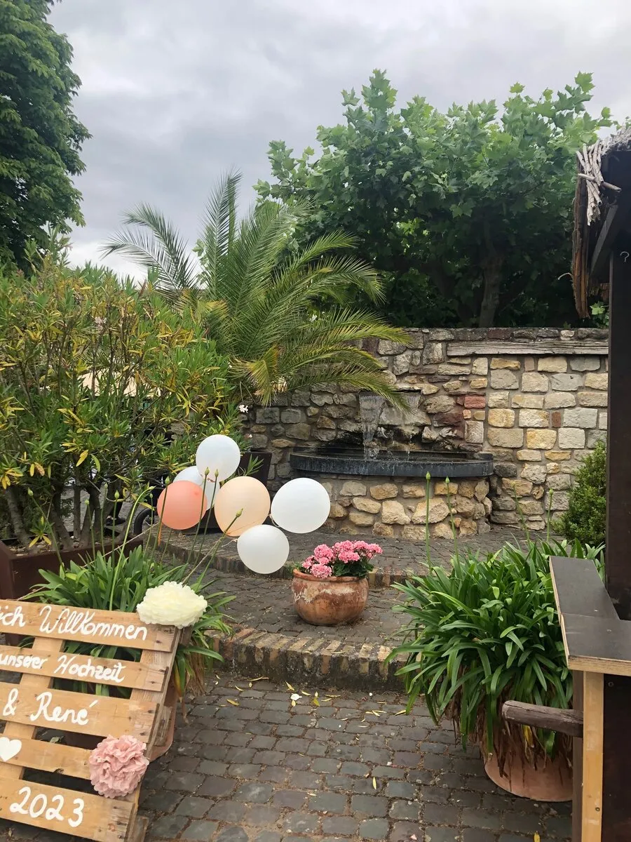 Brunnen und Dekoration im Innenhof des Battenheimer Hofs