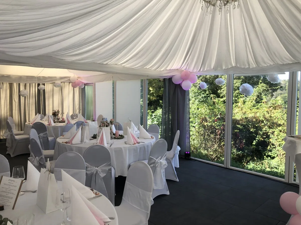 Zeltkonstruktion für die Hochzeitsfeier