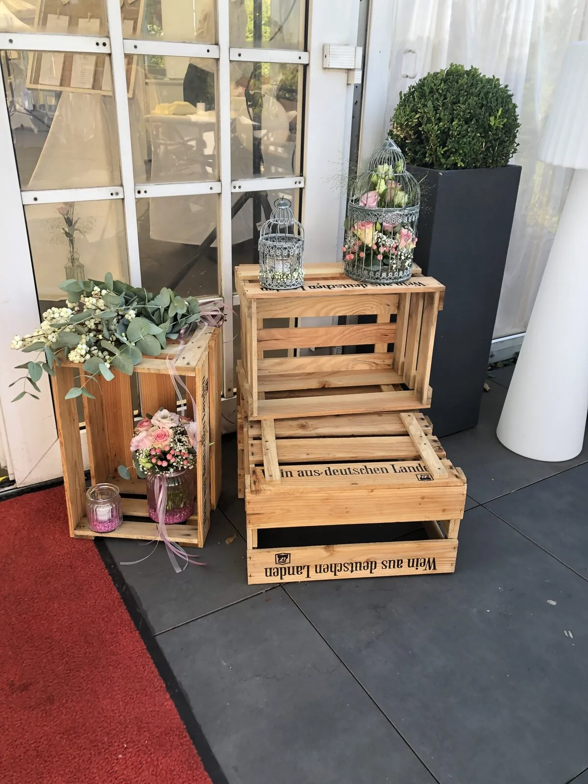 Blumendekoration an der Trauungsstätte