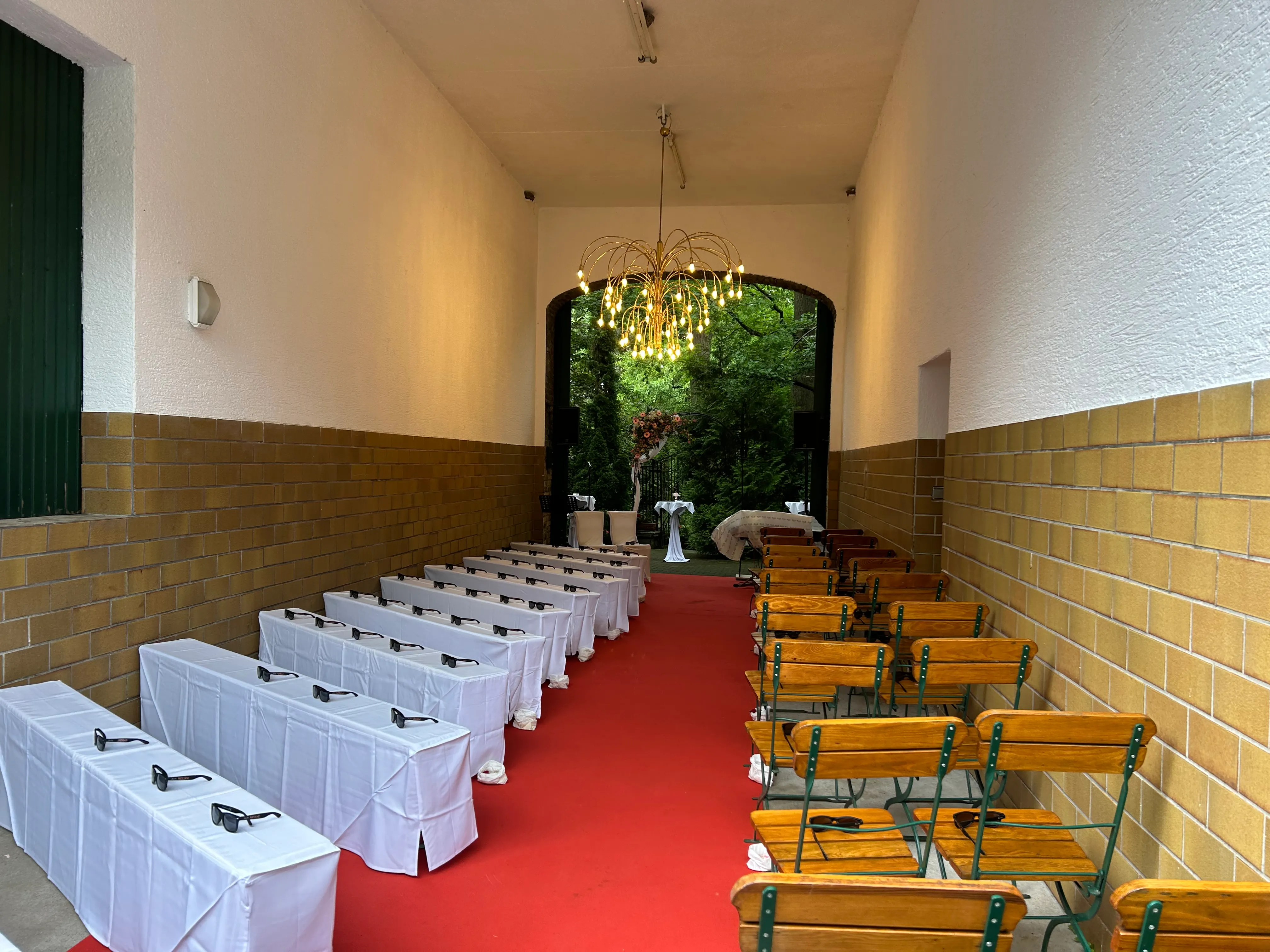 Überdachter Wandelgang im Junghof als Regenalternative für die freie Trauung