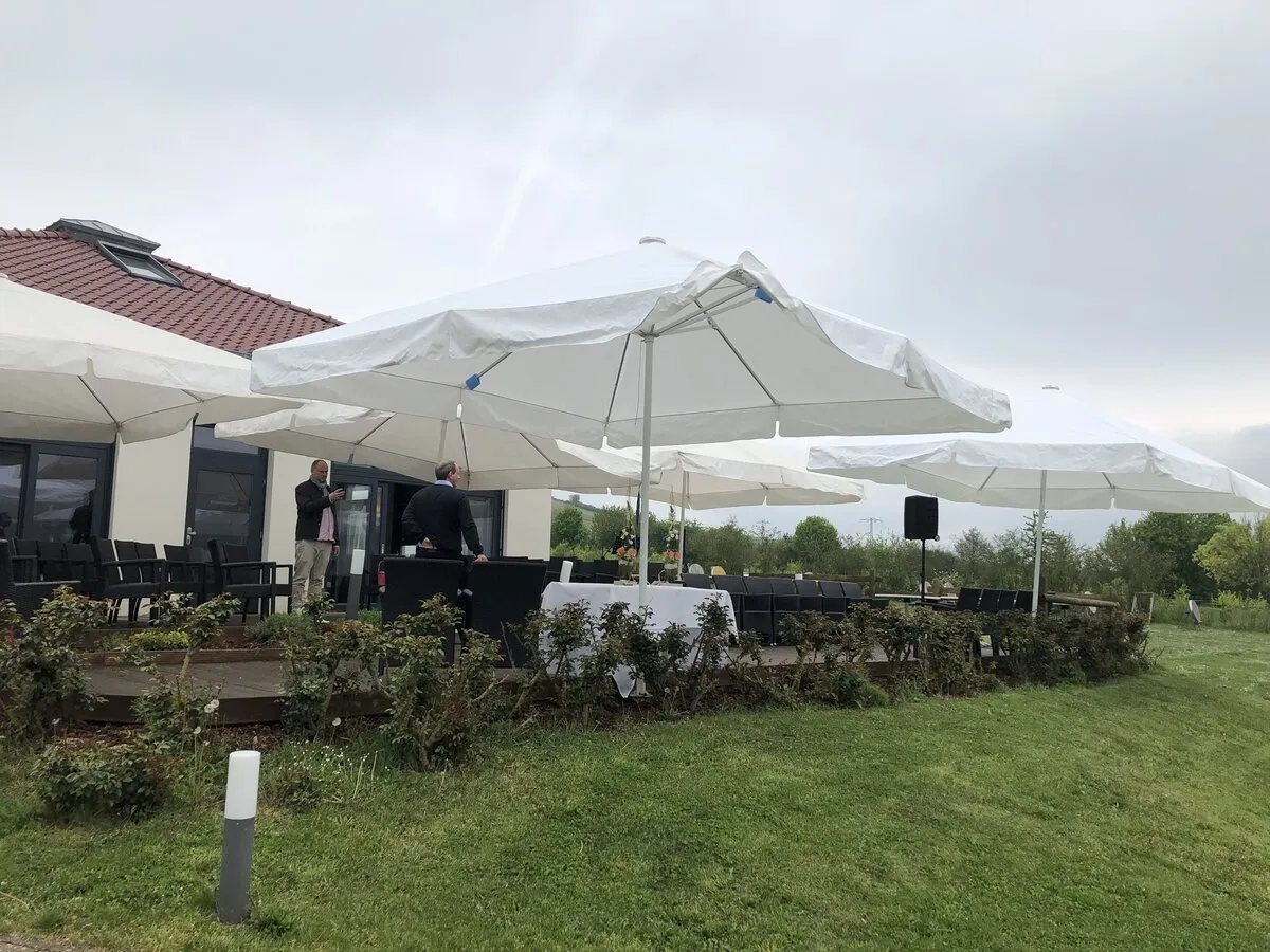 Festlich gedeckter Restaurantbereich im Margaretenhof