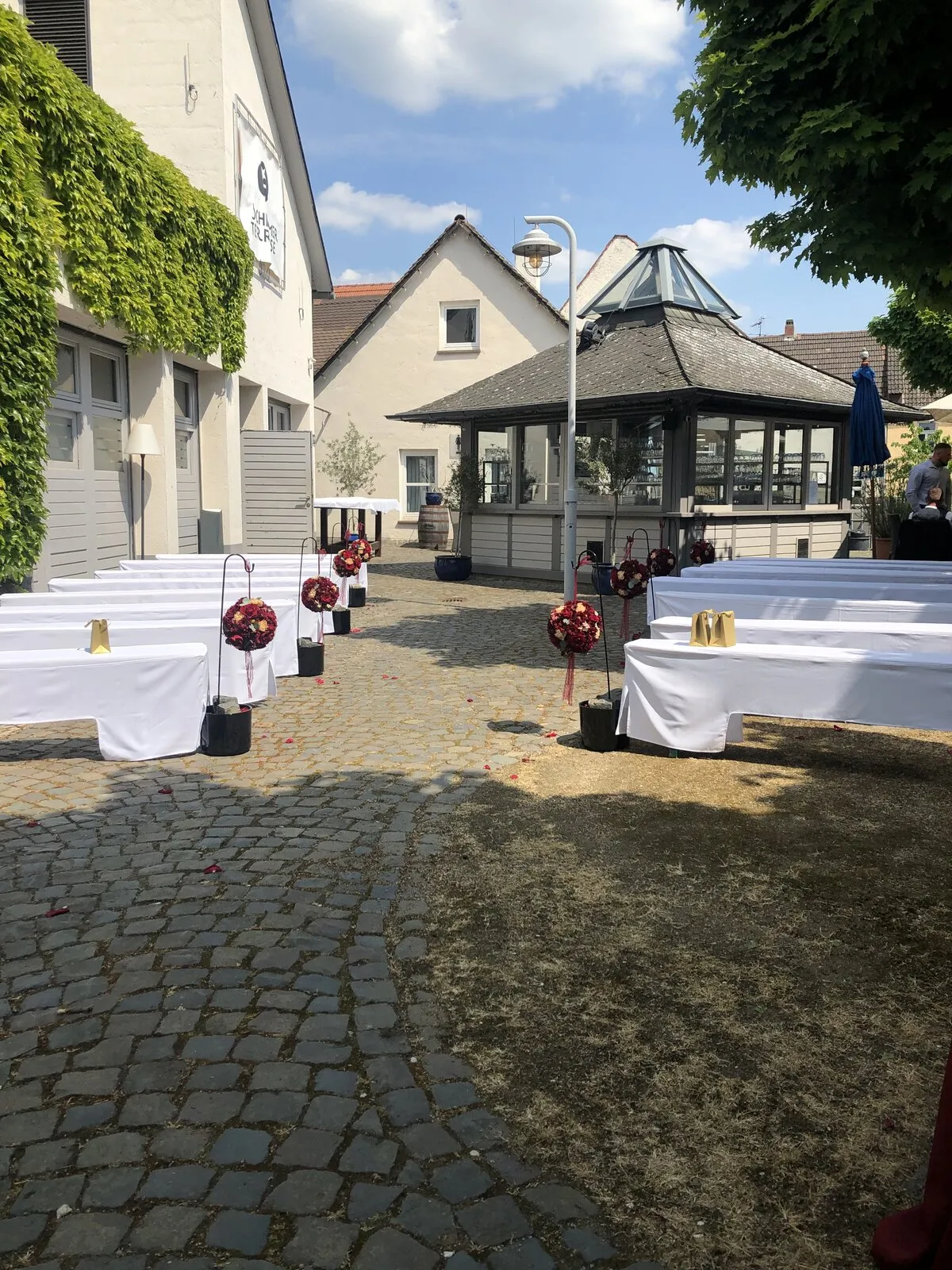 Hochzeitsdekoration im Innenhof der Hochheimer Terrasse