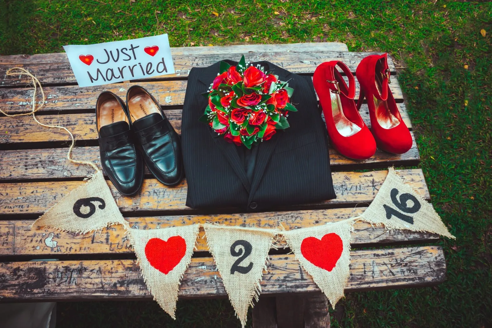 Just Married mit Anzug und Schuhen