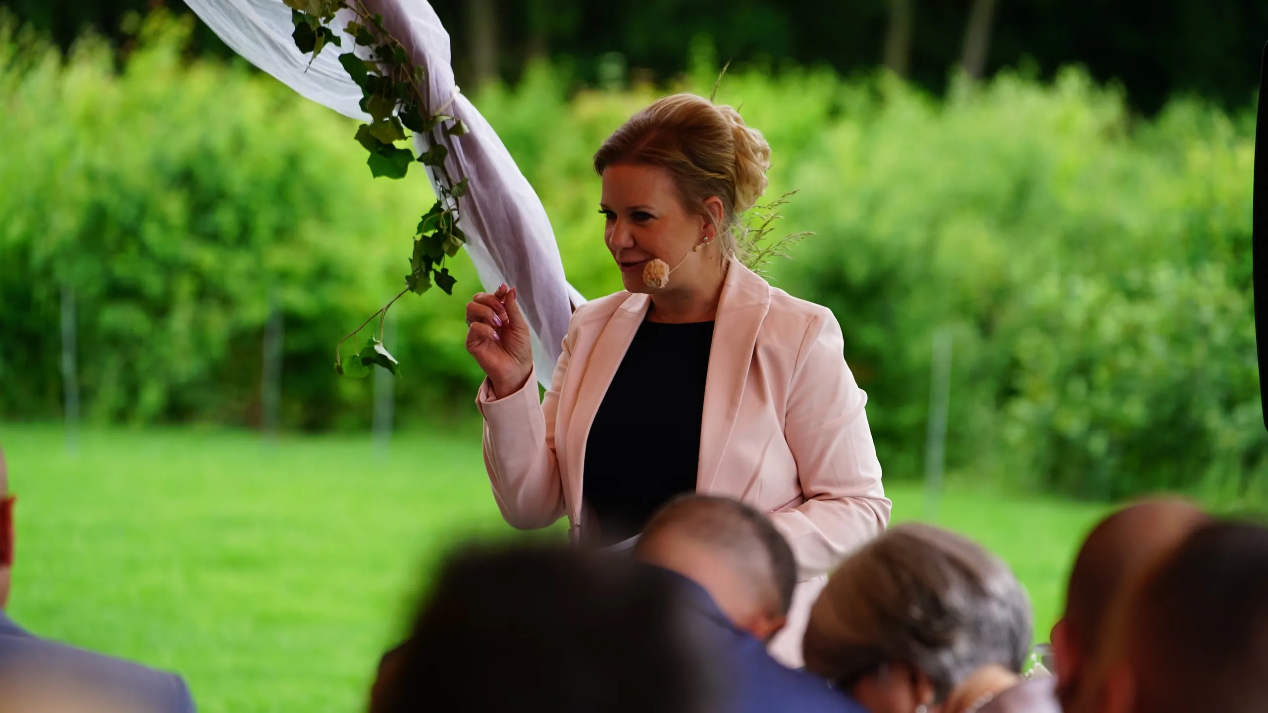 Sarah Schiffler hält die freie Trauung am Weingut Bugner in Rheinhessen