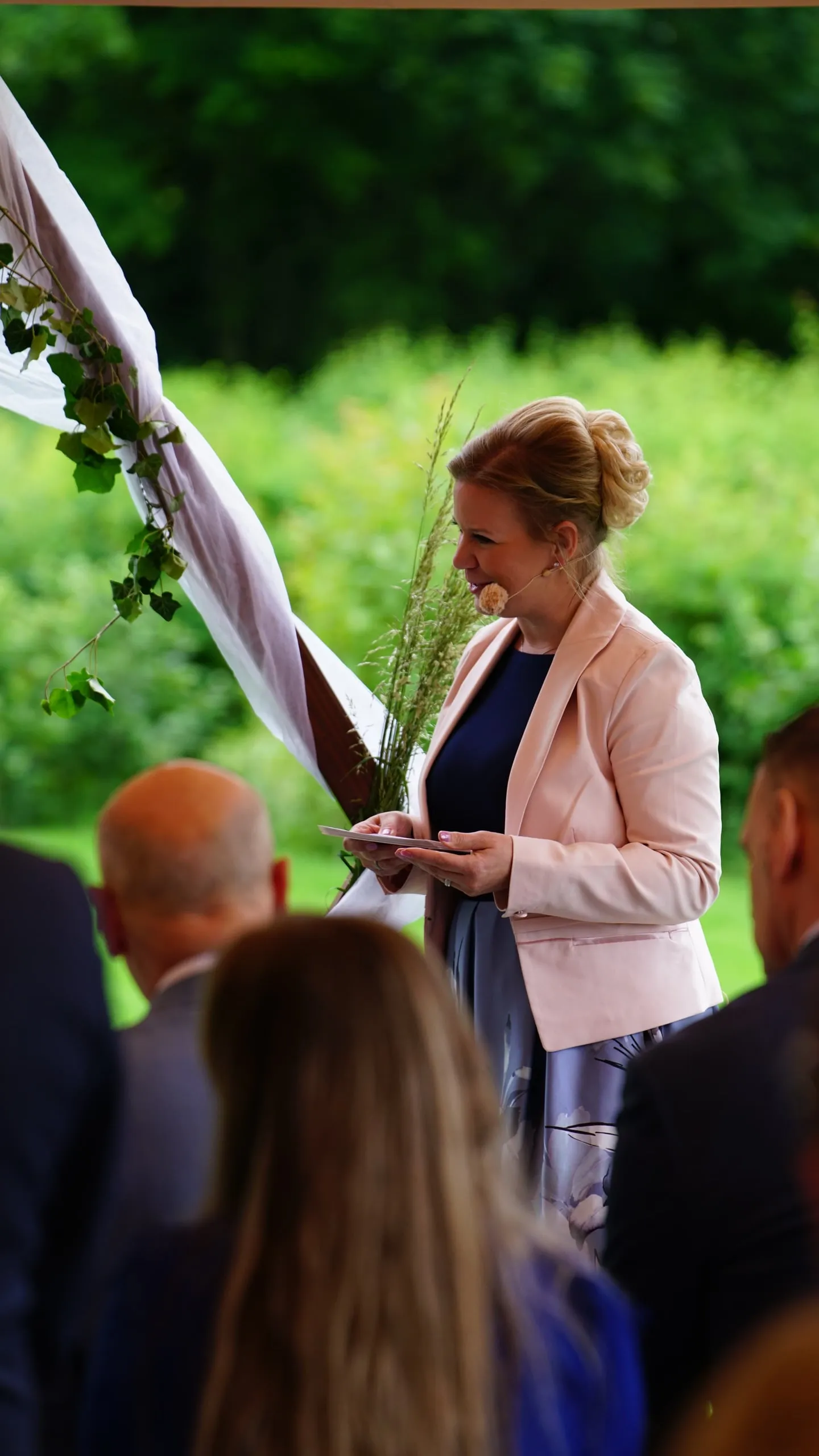 Traurednerin Sarah Schiffler während der Zeremonie am Weingut Bugner