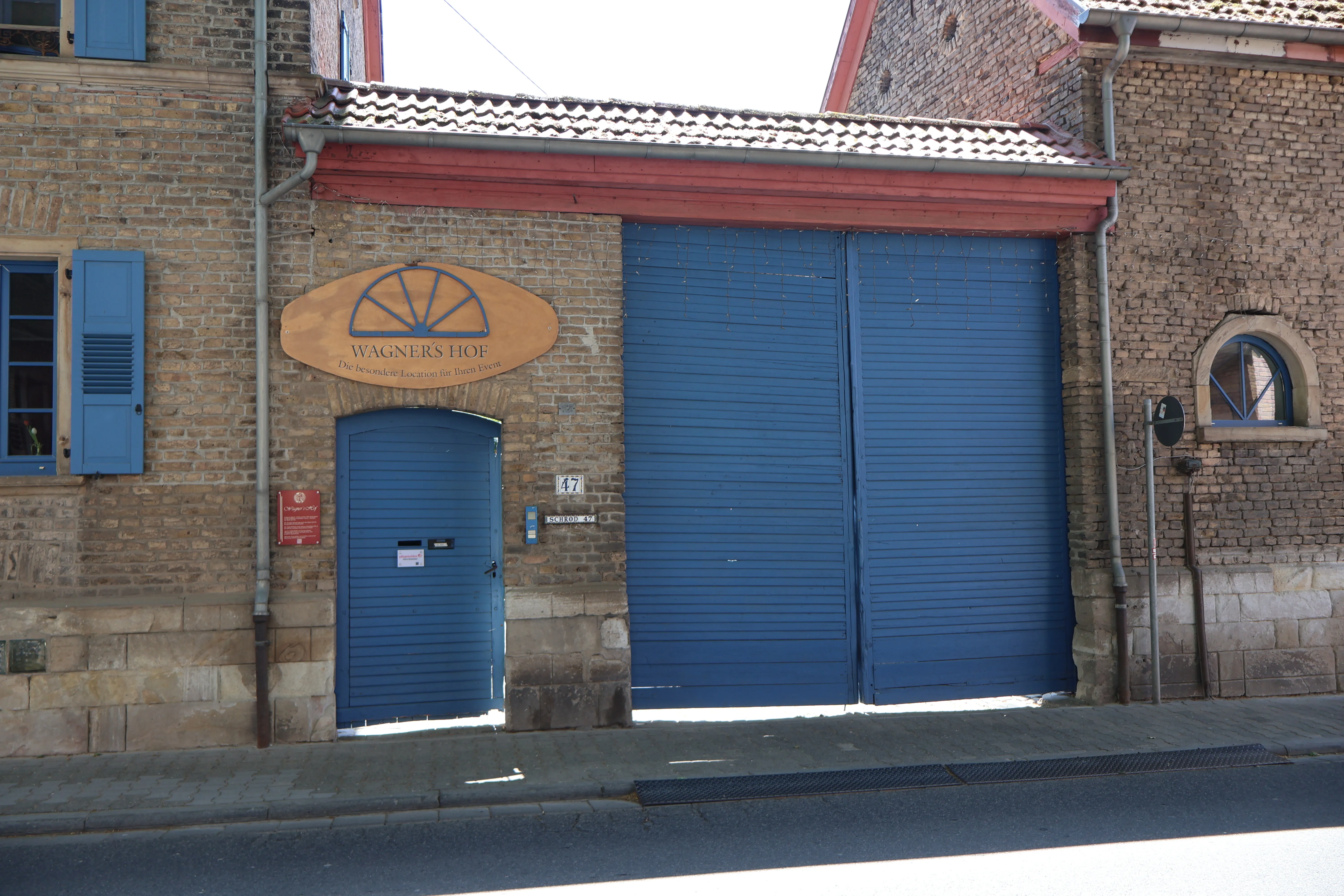 Außenansicht Wagners Hof Undenheim mit blauem Tor