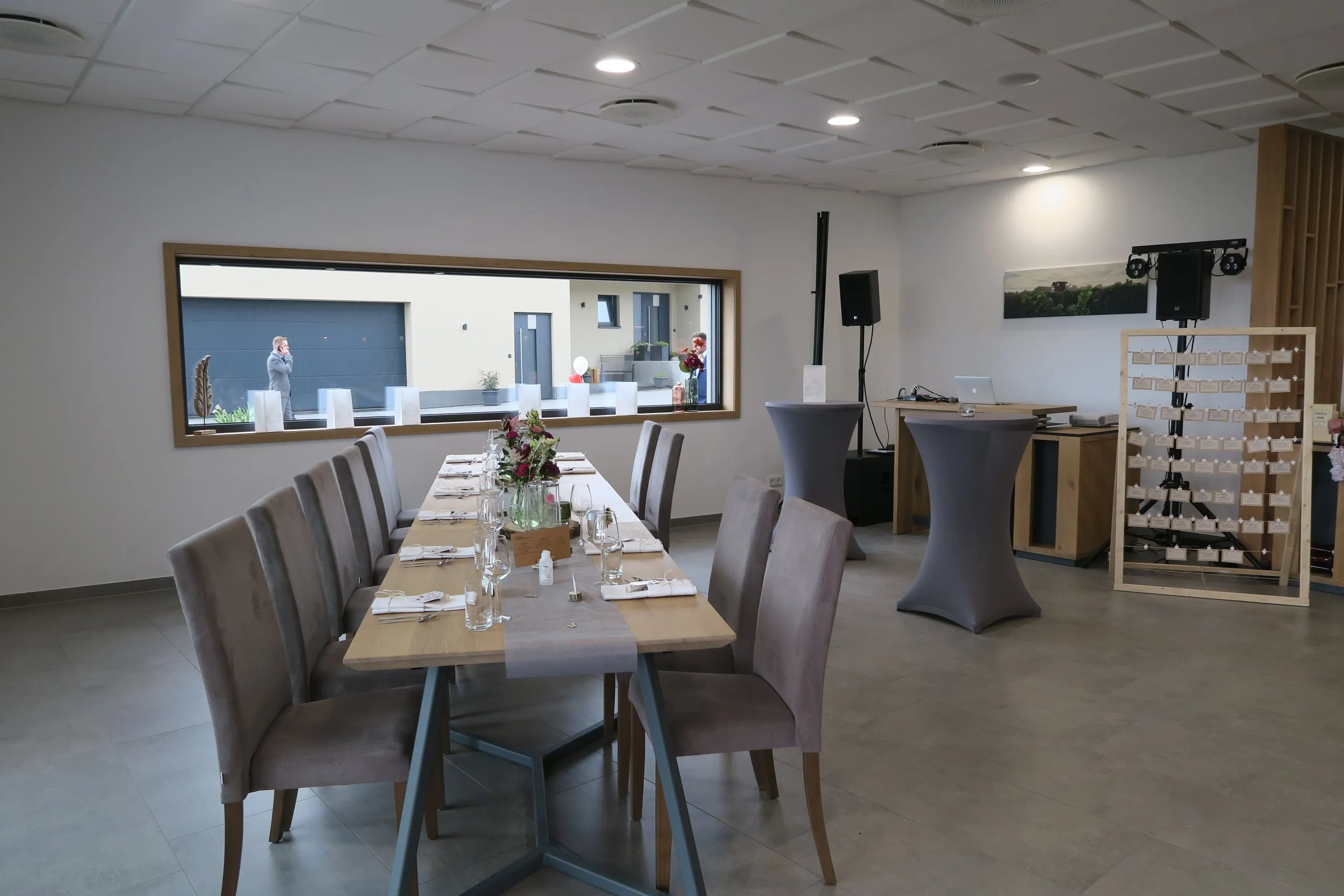 Empfangsbereich mit Sitzplan und Panoramafenster in der Vinothek des Weingut Bugner