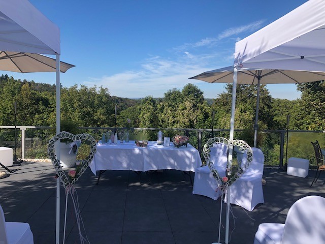 Pavillons gegen die Sonne im Hofgut Rheingrafenstein